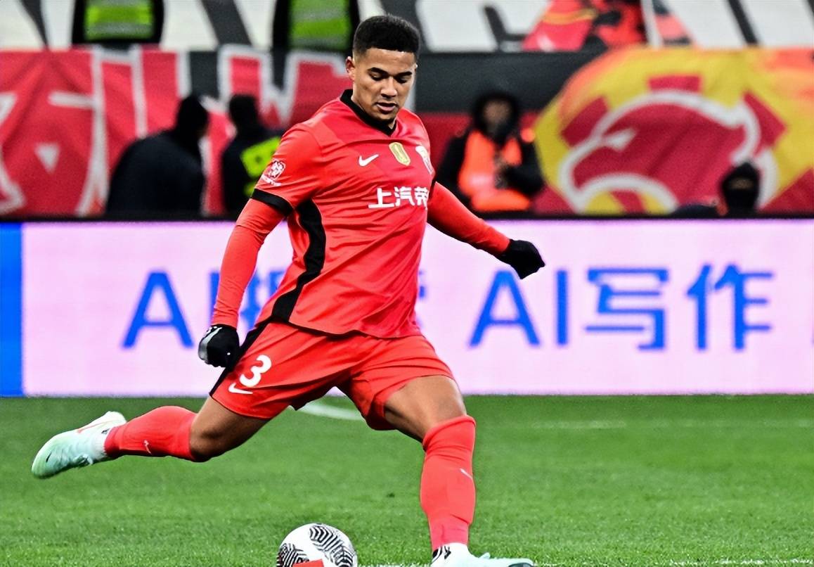 关于长春亚泰签下外籍球员，加强中场实力的信息