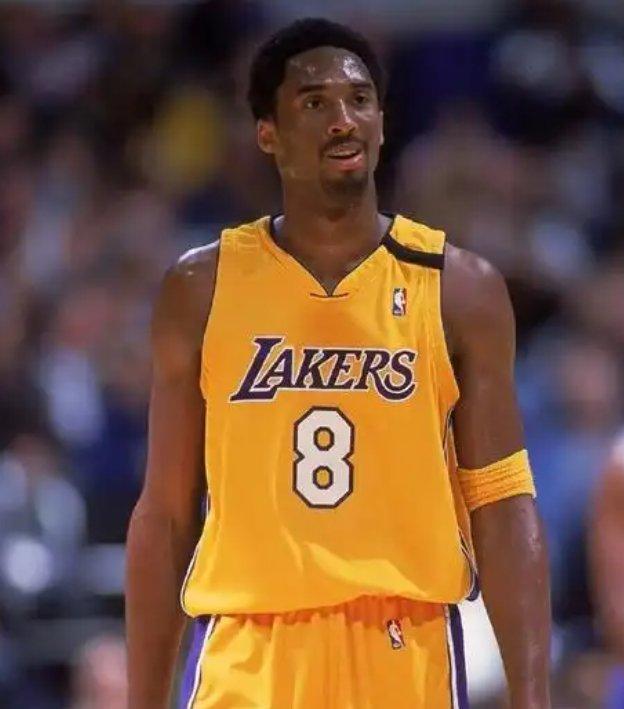 篮球巨星突然退役，球坛再添别样风采