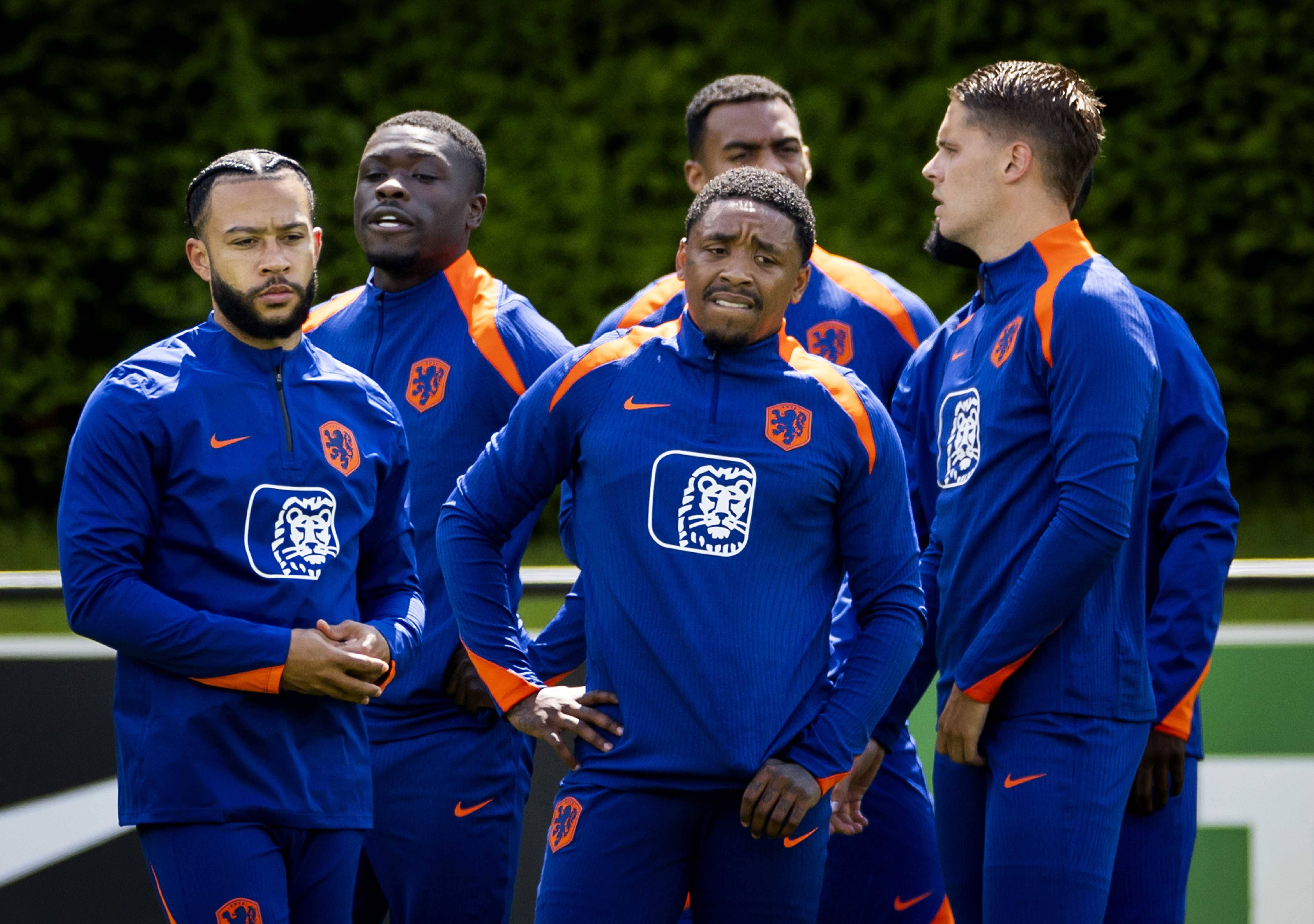 包含荷兰足球传奇重返球场，精彩回顾的词条