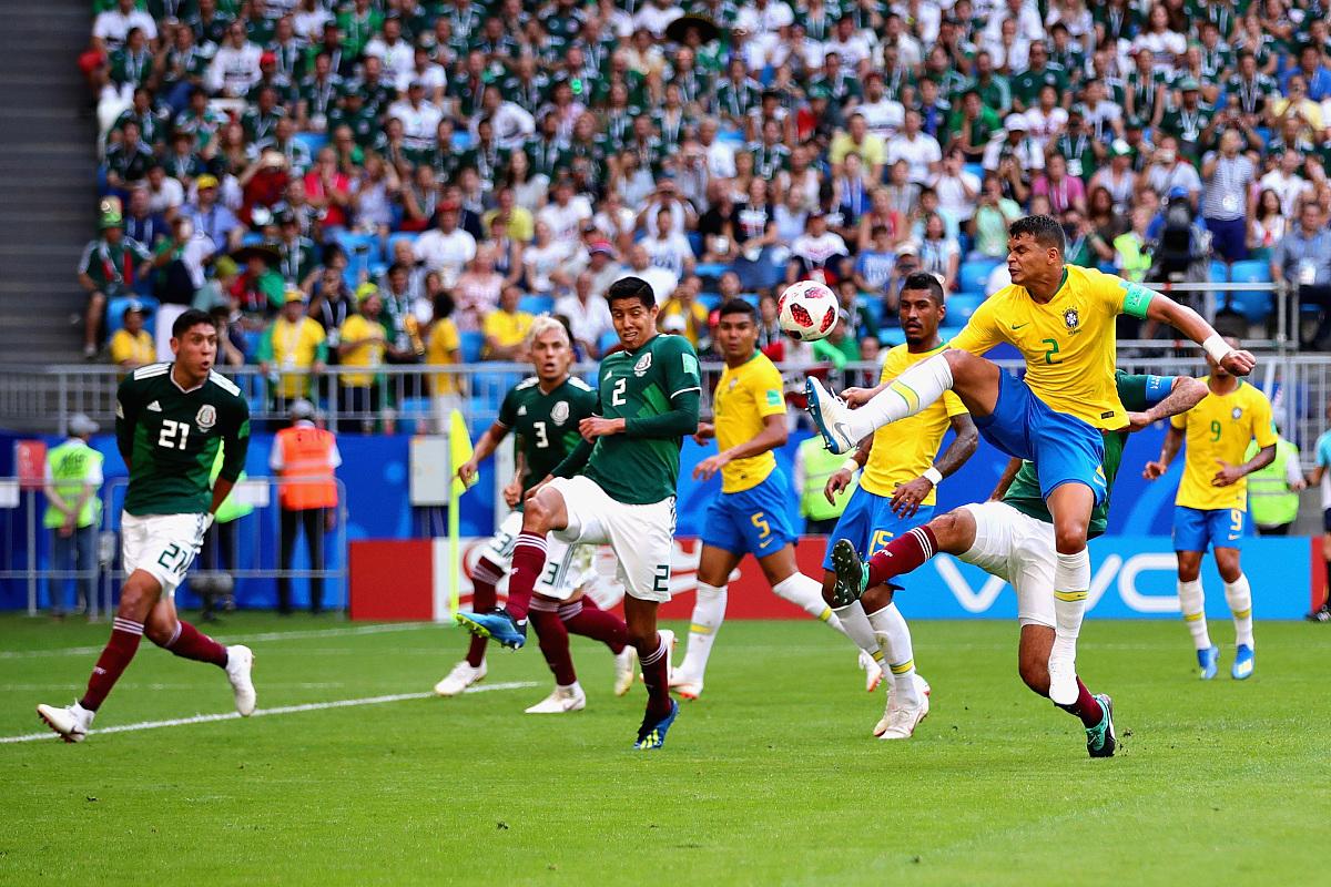 包含荷兰足球传奇重返球场，精彩回顾的词条