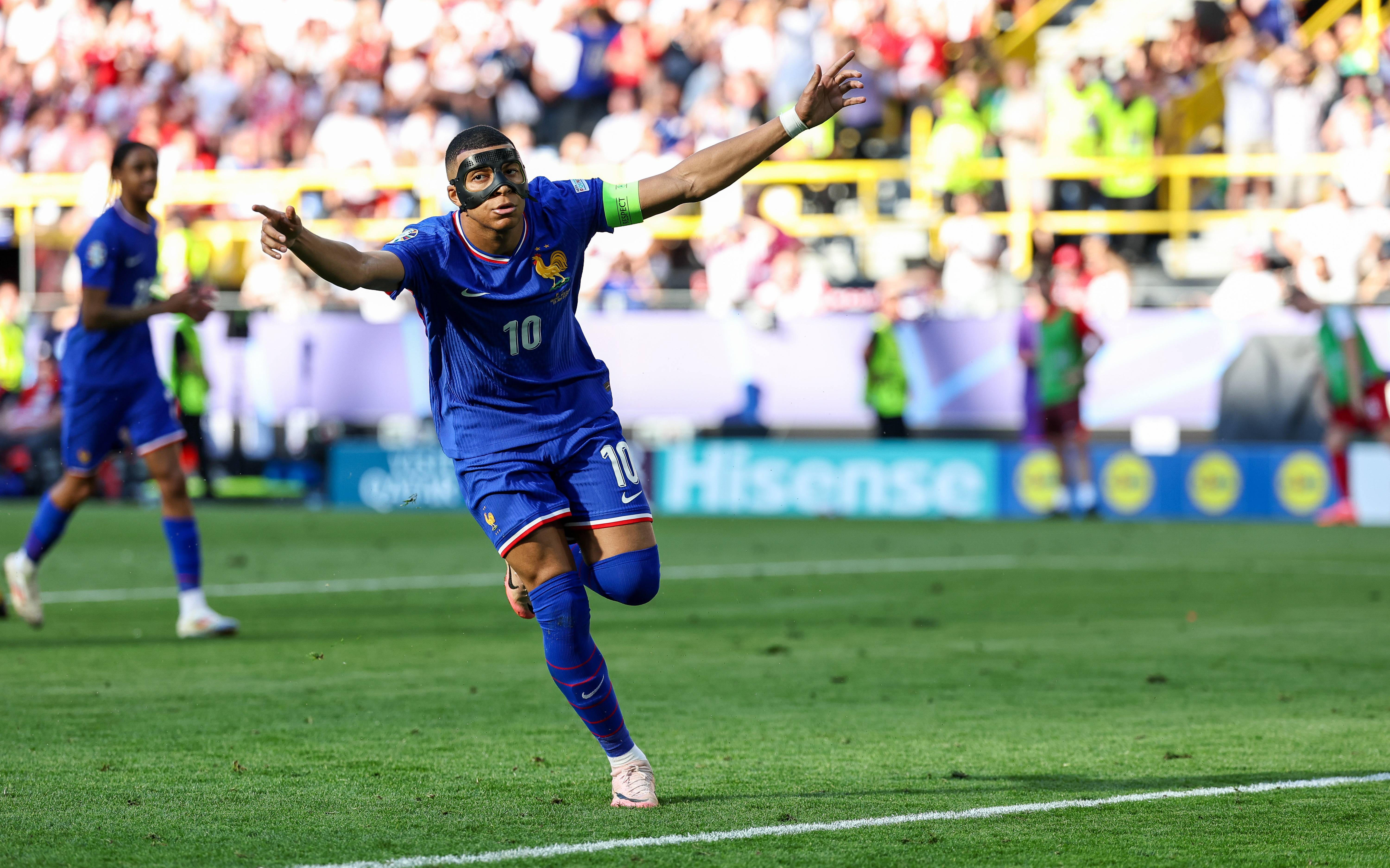 荷兰体育选手在足球比赛中获得胜利