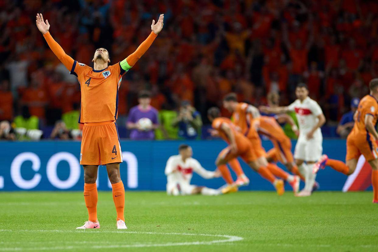 荷兰体育选手在足球比赛中获得胜利