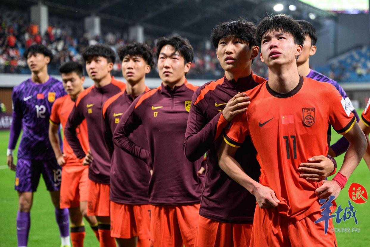 包含足球队进步显著，团结协作助力胜利的词条