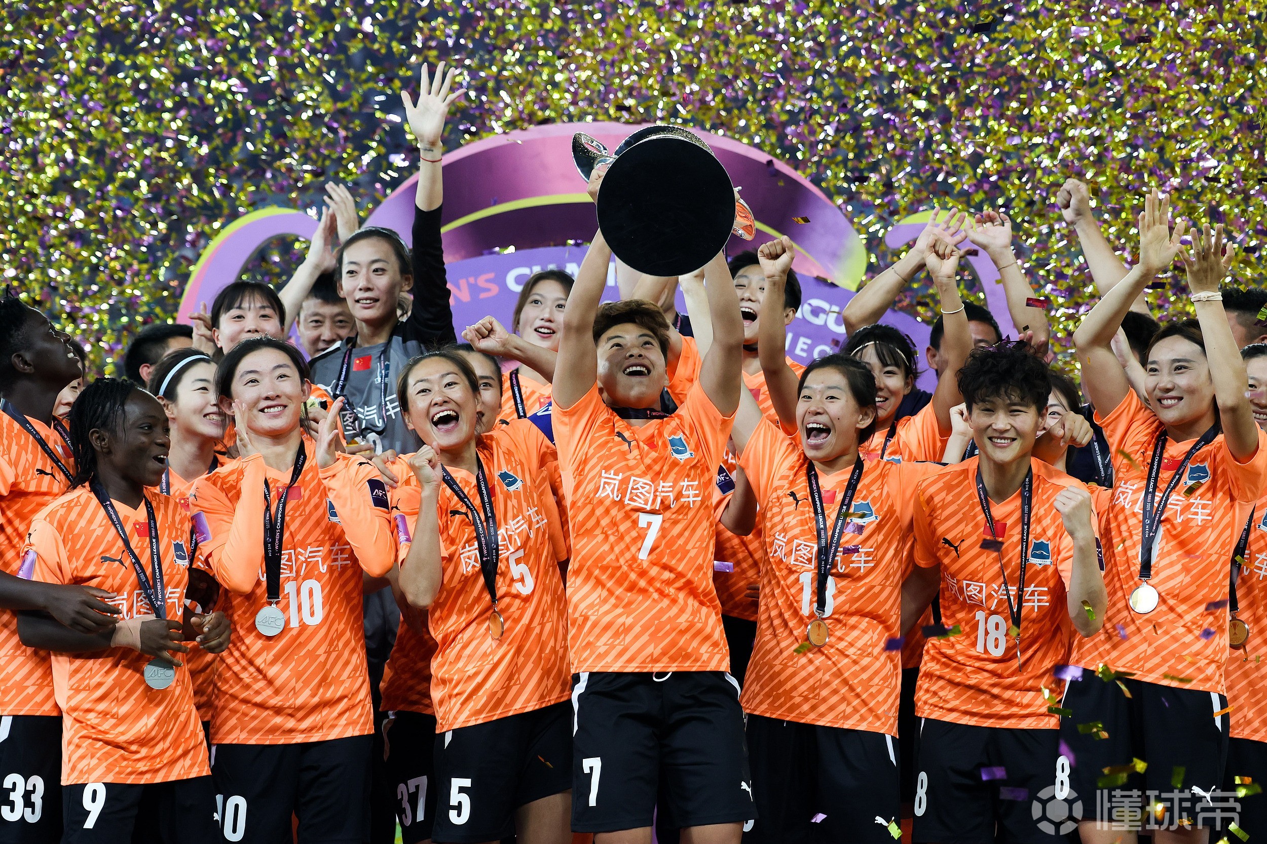 包含足球队进步显著，团结协作助力胜利的词条