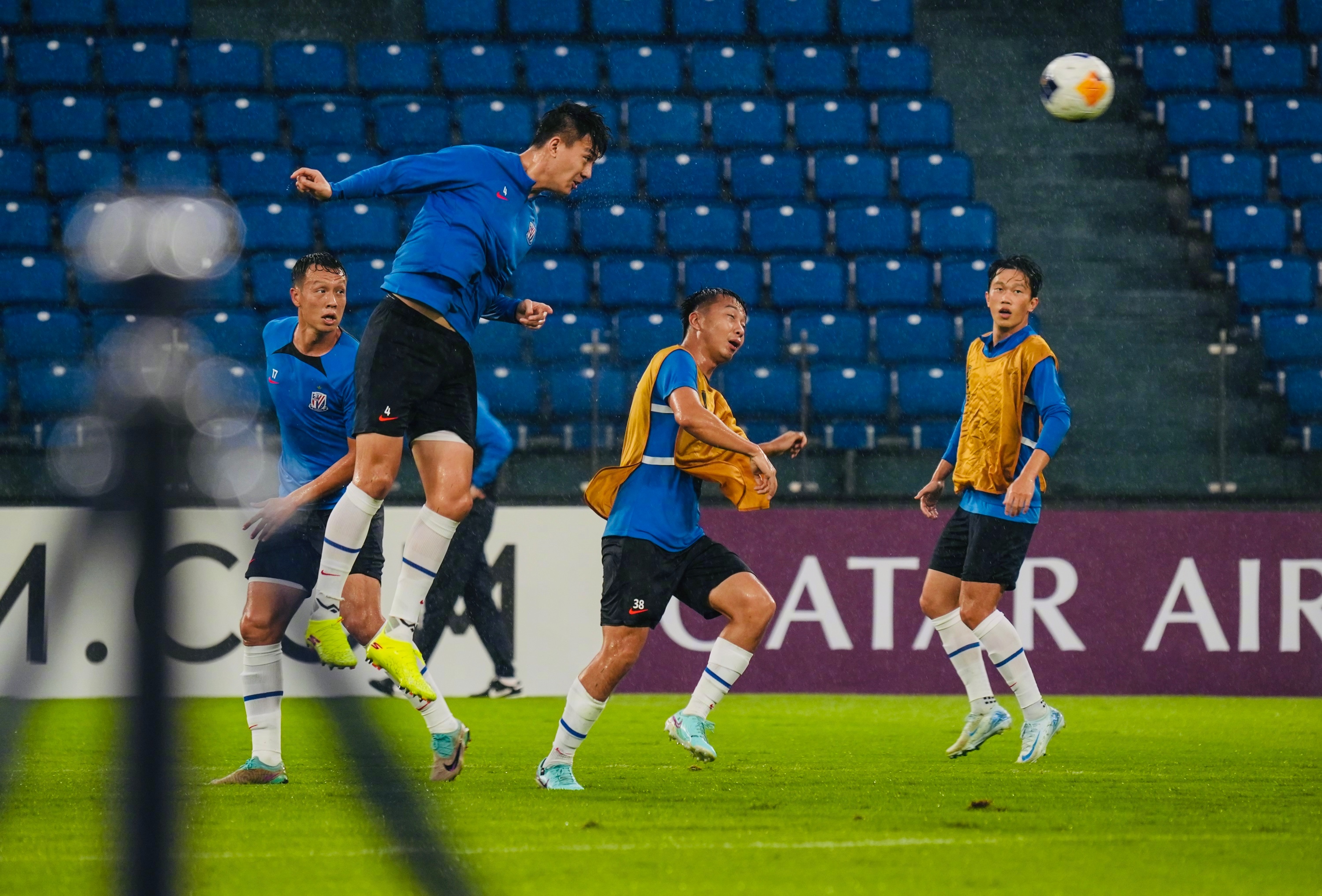 关于体育场上格局激烈，双方势均力敌拼尽全力的信息