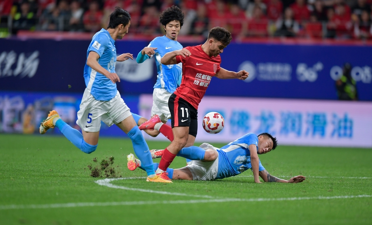 关于体育场上格局激烈，双方势均力敌拼尽全力的信息