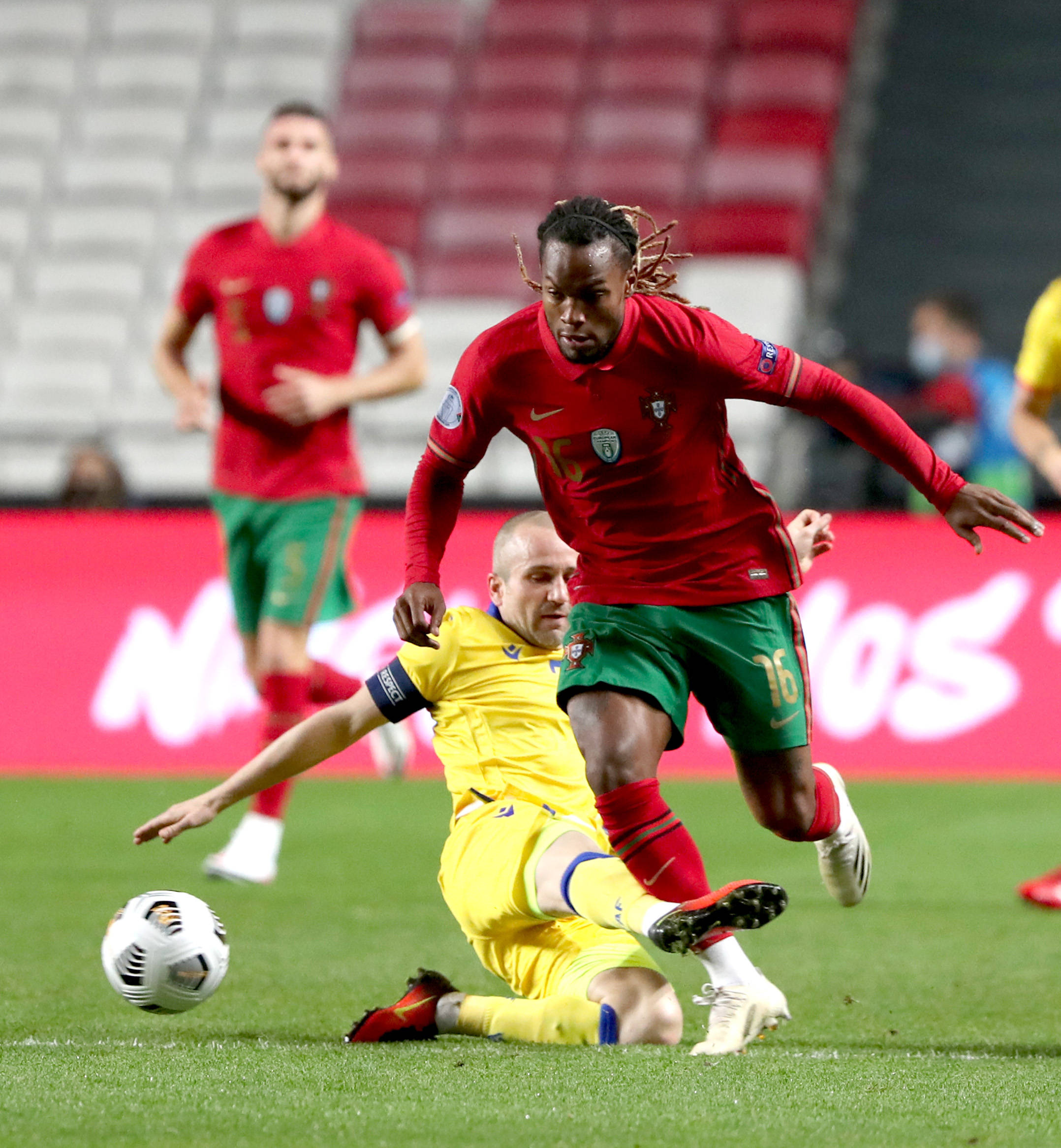 包含葡萄牙队险胜瑞典队，奥恰洛夫关键制胜的词条