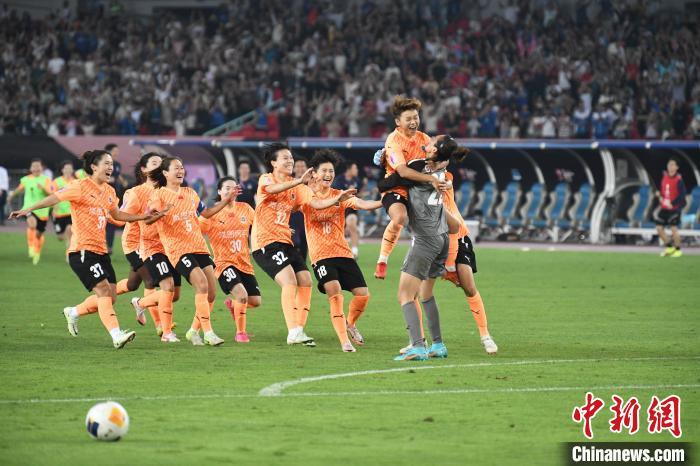 亚洲足球赛事中球队互相较量，顽强拼搏