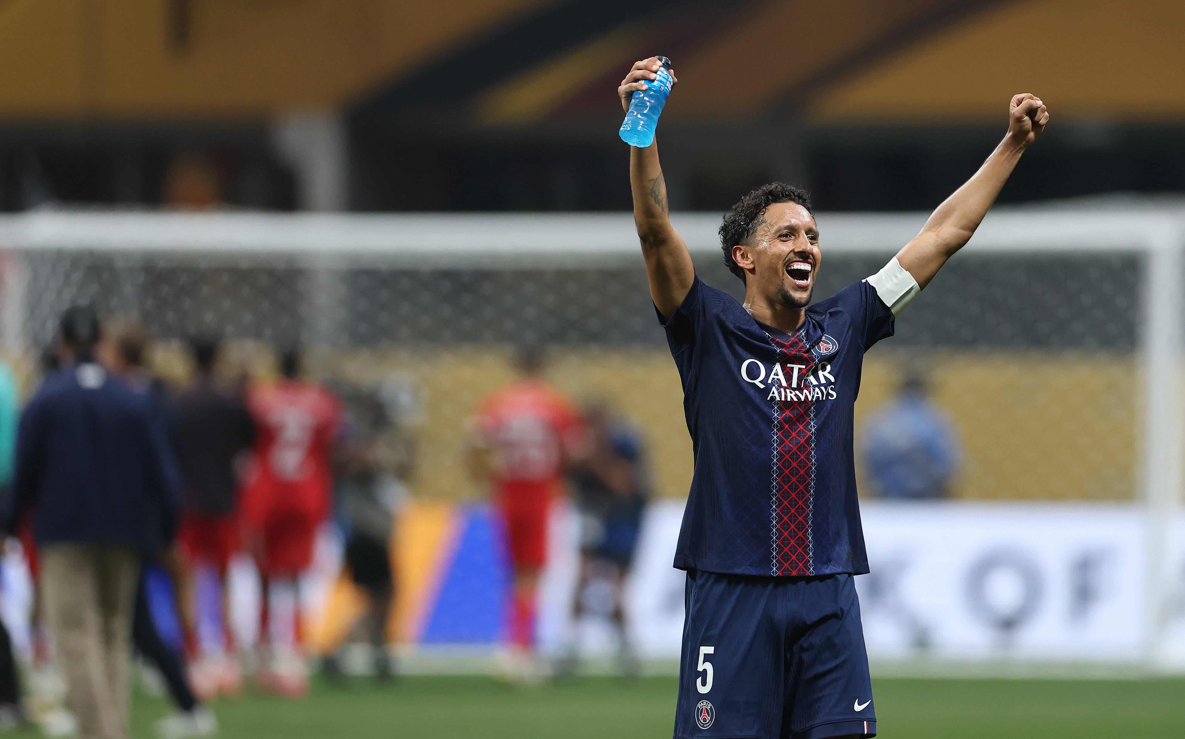 包含巴黎圣日耳曼凭运气取胜，顺利晋级四强的词条