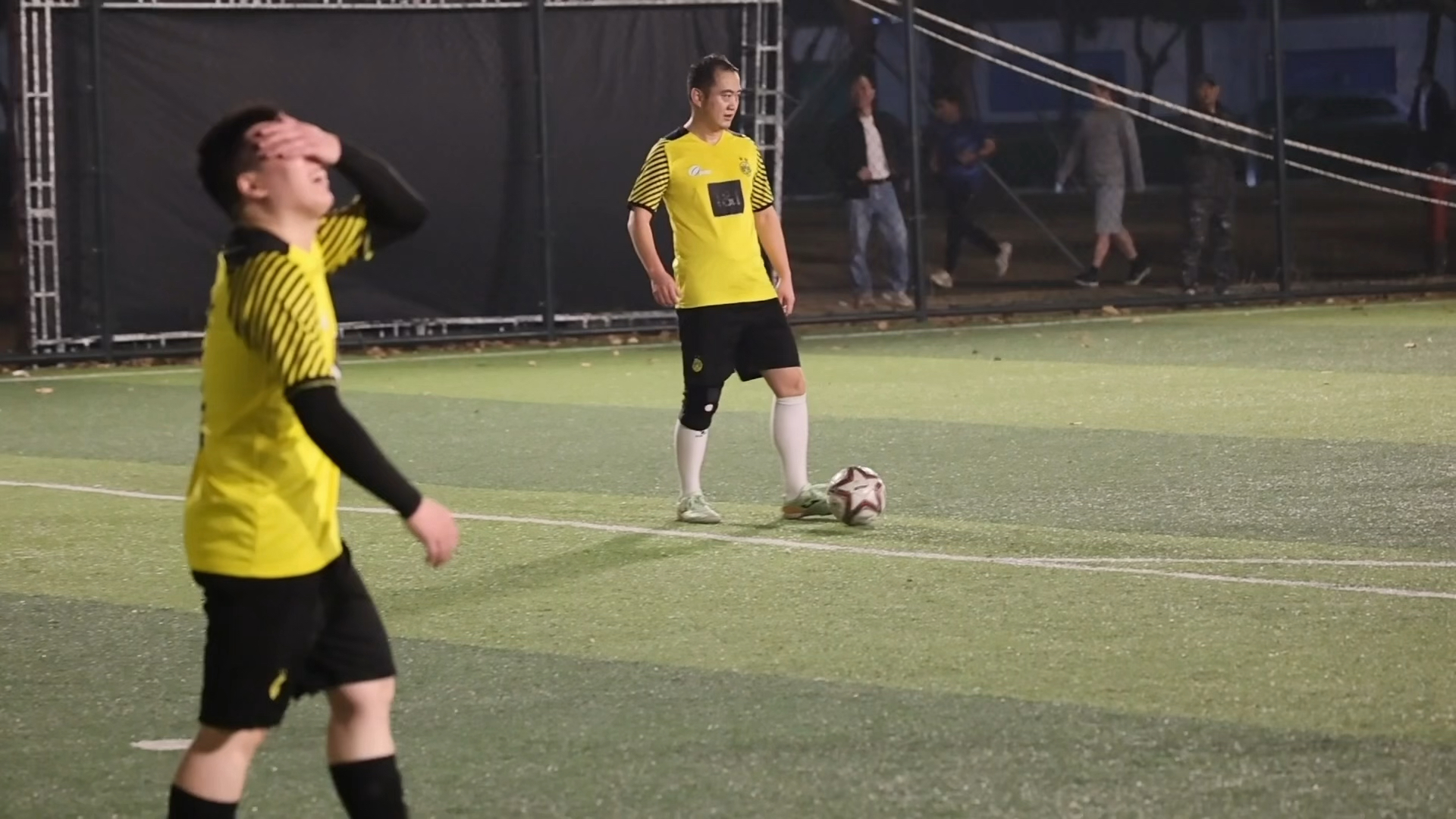 足球赛事中的精彩瞬间引起广泛关注