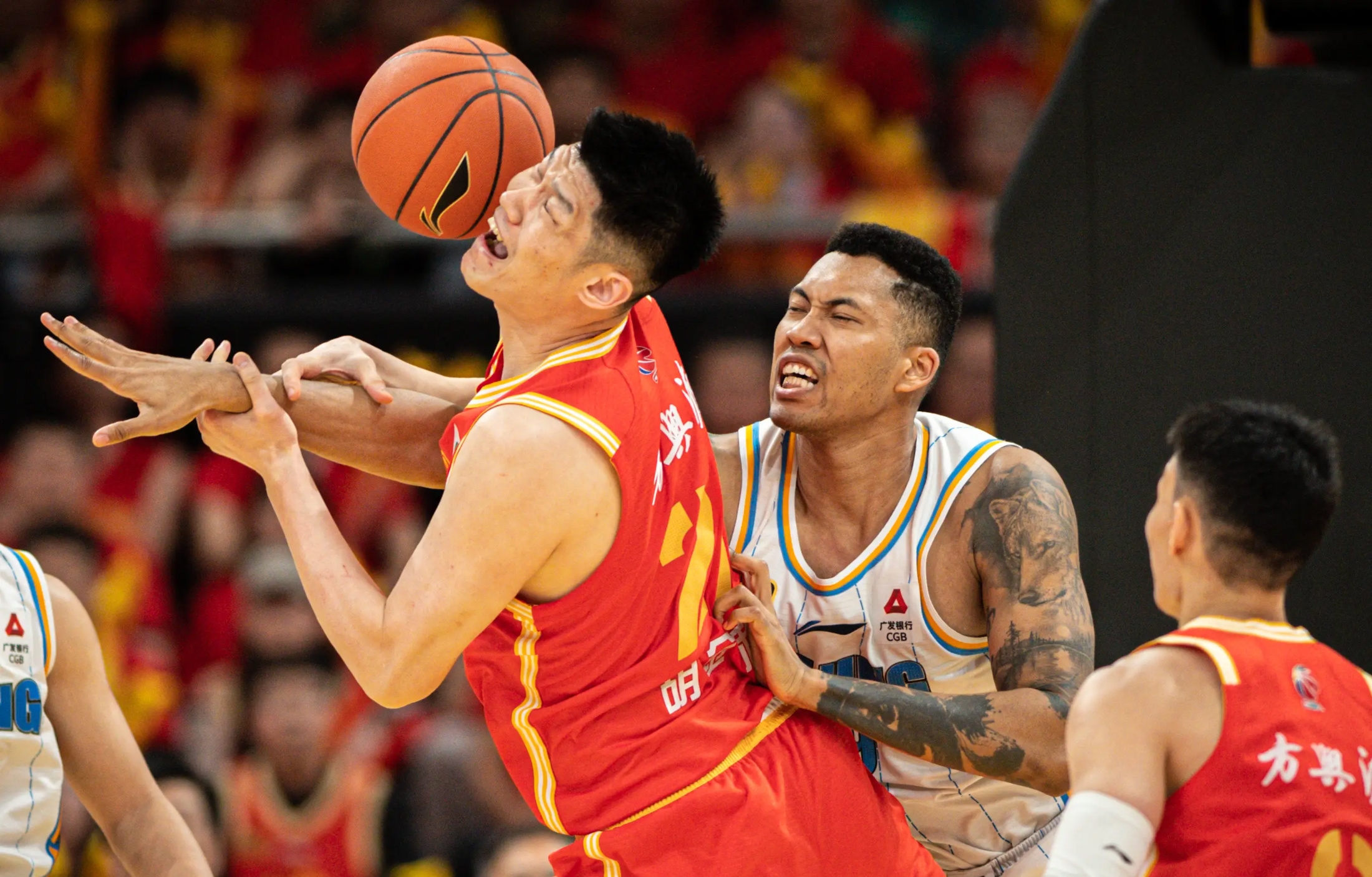 关于新疆队横扫雄鹿，胡金秋带队取胜的信息