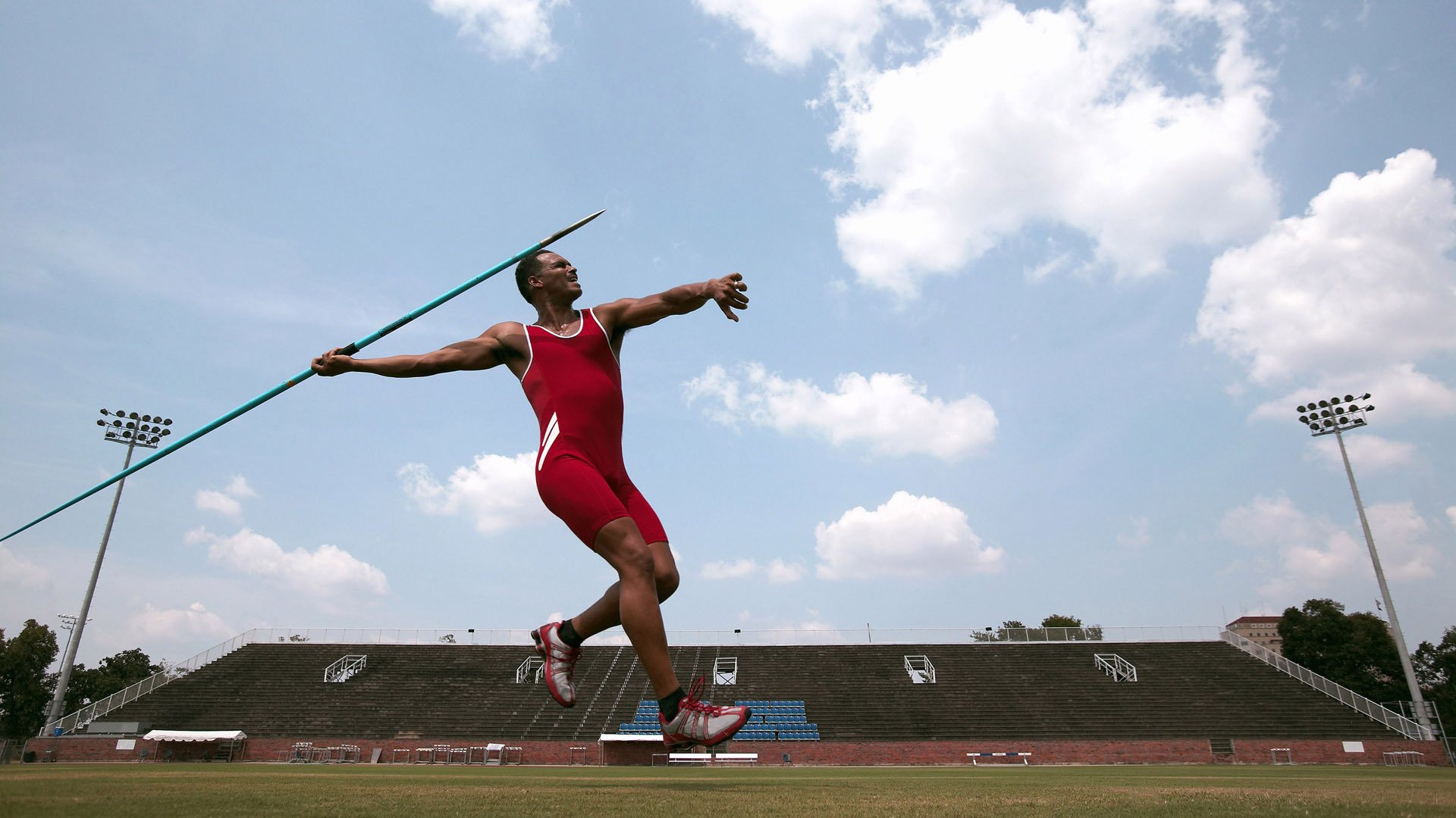跨界狂想,当广东队踏平掘金,伦纳德在F1赛道接管年度争冠