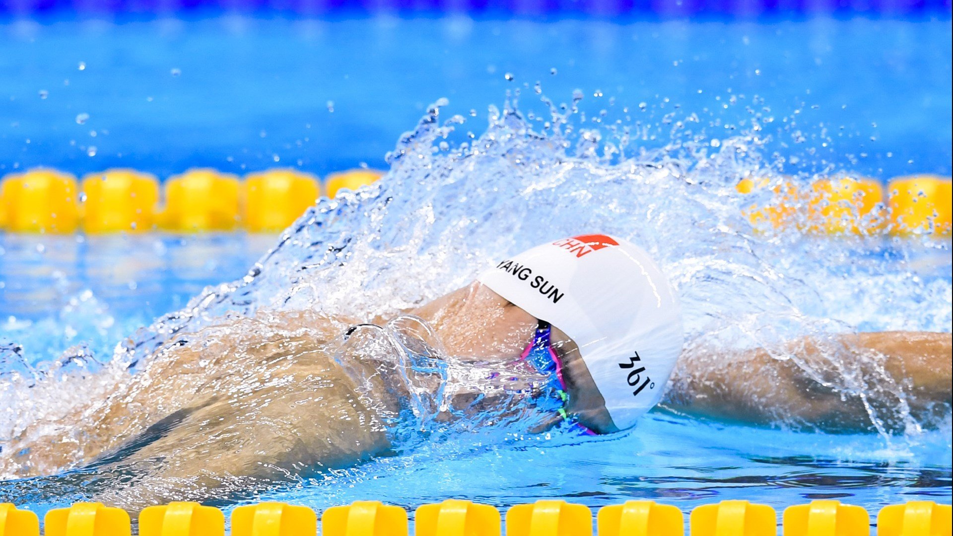 东决关键战之夜，戈麦斯点燃赛场，一记三分，一座城市的沸腾